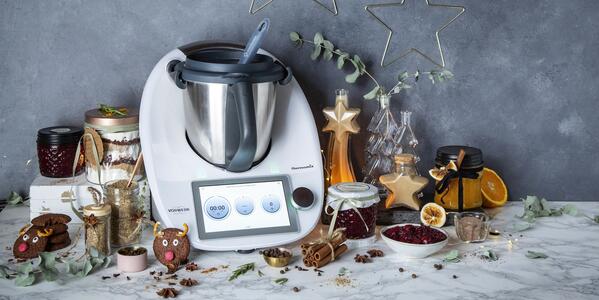 Der Thermomix® umgeben von selbstgemachten Geschenken