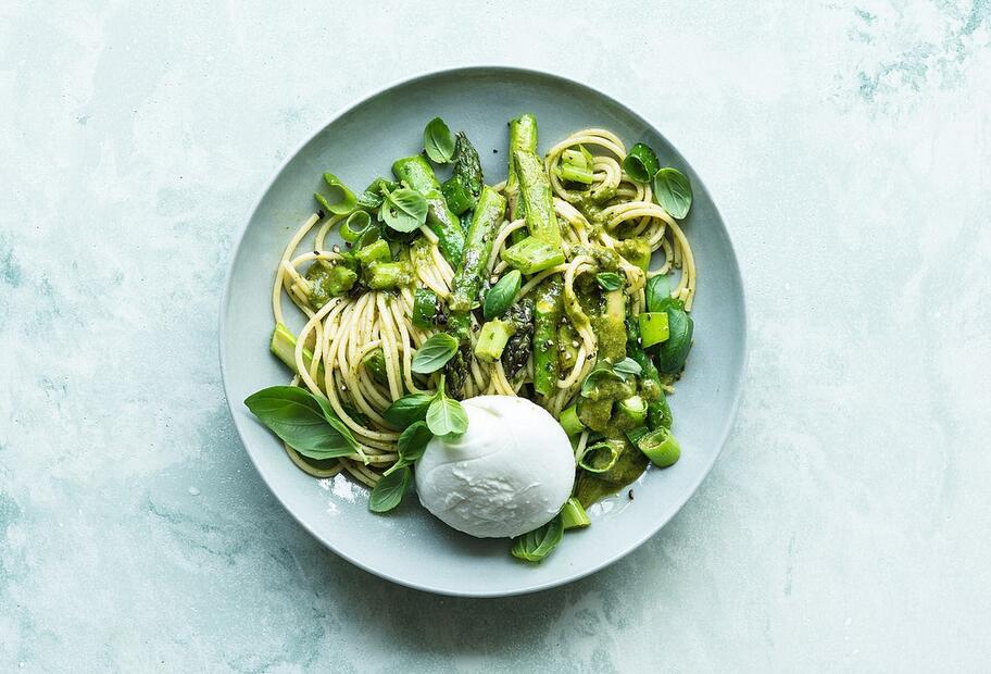 Pasta mit grünem Spargelragout