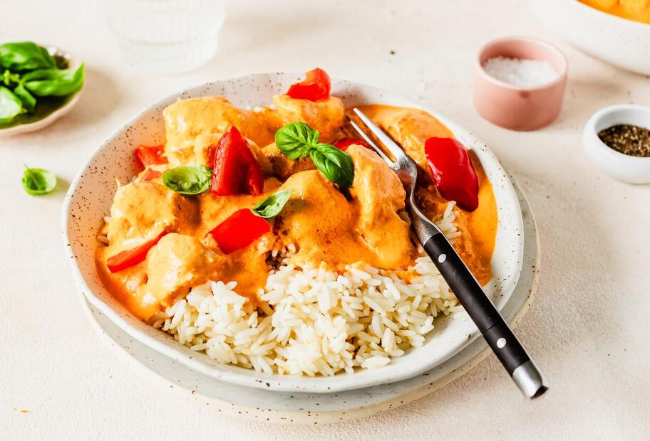 Hähnchenwürfel mit Paprika-Schmand-Soße