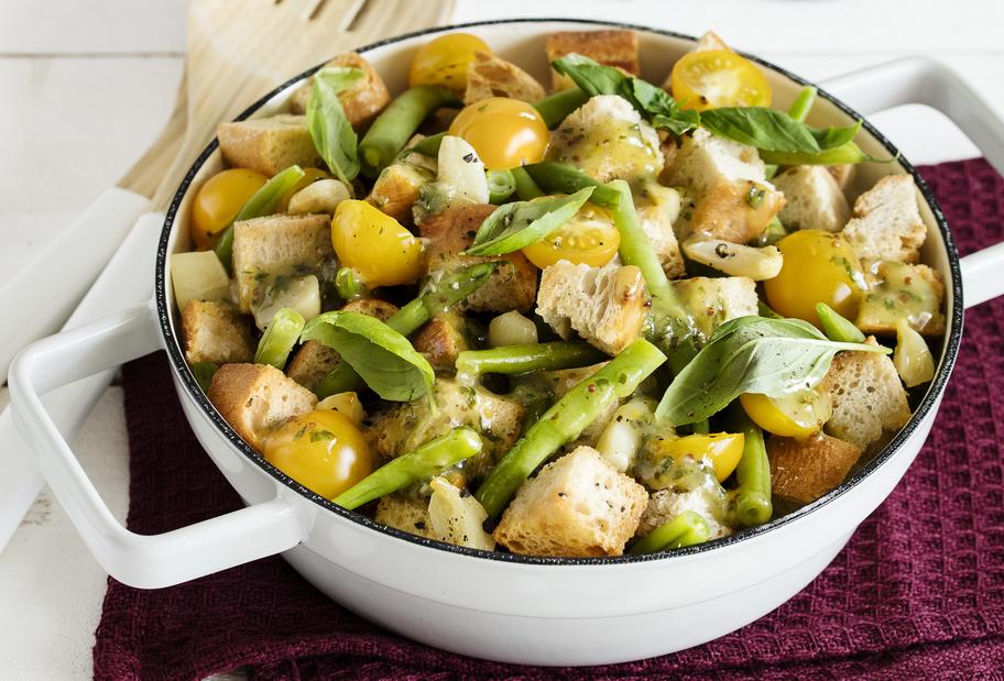 Brotsalat mit grünen Bohnen, gelben Kirschtomaten und Knoblauch
