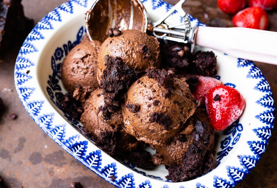 Chocolate-Chip-Brownie-Eis