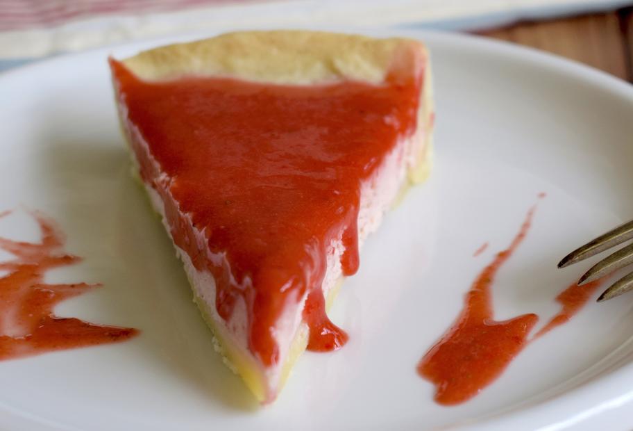 Crème-Fraîche-Tarte mit Erdbeersoße