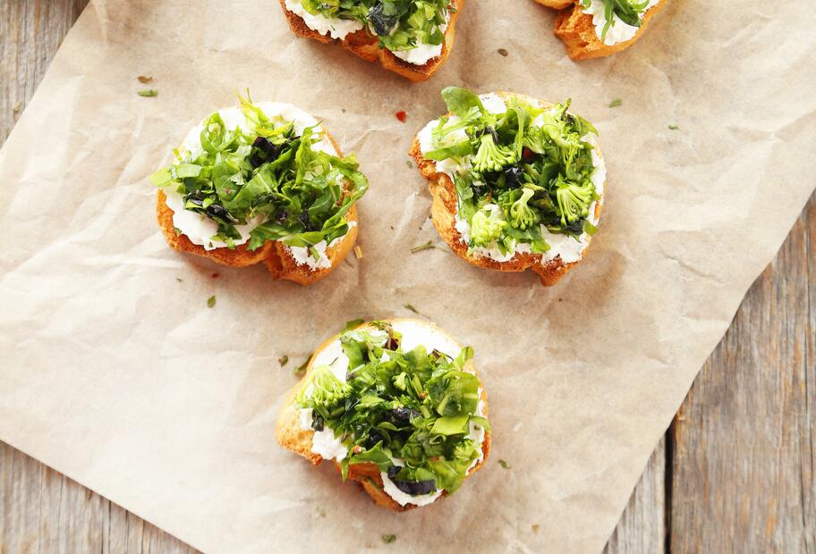 Crostini mit Ziegenkäse und Brokkoli