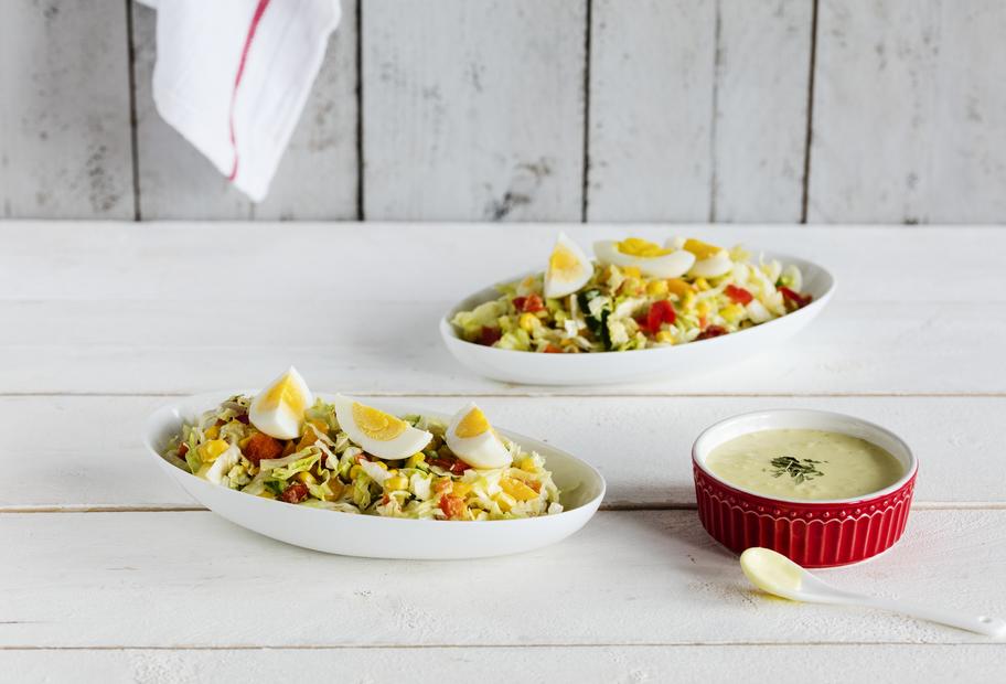 Eisbergsalat mit gekochten Eiern