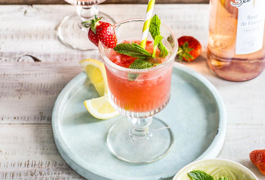Sommerlicher Erdbeer-Wein-Slushie mit Minze