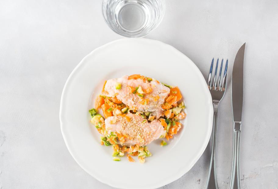 Gedämpfter Sesam-Lachs mit Karotten-Zucchini-Gemüse