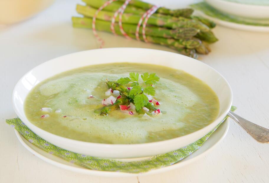Grüne Spargelsuppe mit Radieschen