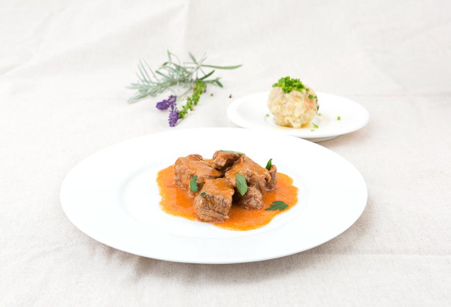 Kalbsgulasch mit Semmelknödeln