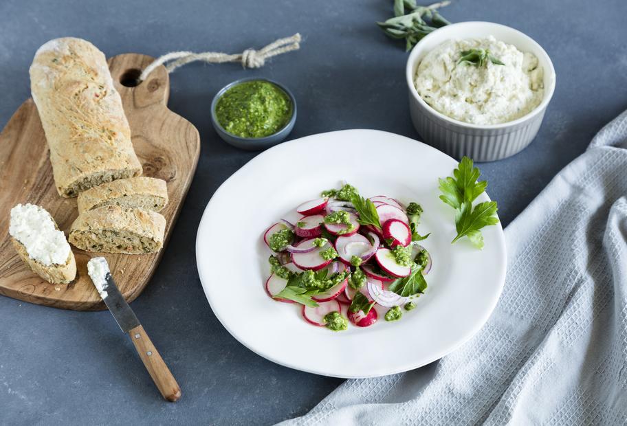 Kräuterbaguette mit Radieschensalat