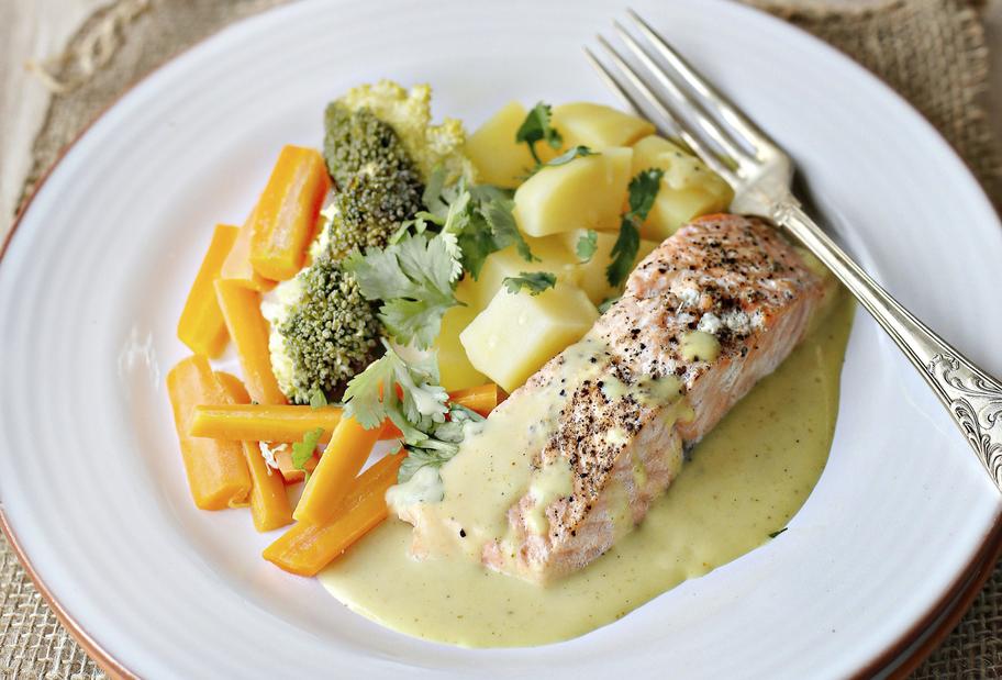 Lachs mit Gemüse und Currysoße
