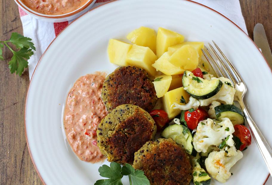 Linsenbratlinge mit Gemüse und Dip