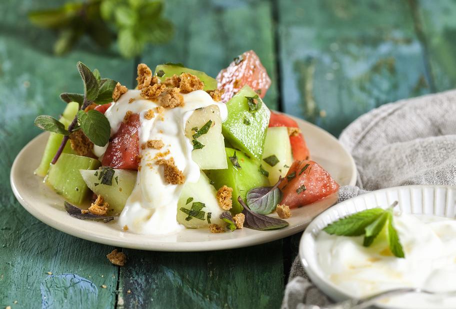 Melonensalat mit Joghurt und Amarettini