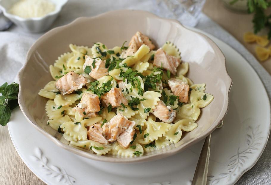 Nudeln mit Lachs und Käsesoße im Thermomix® | ZAUBERTOPF Nudeln mit Lachs und Käsesoße im Thermomix® | ZAUBERTOPF