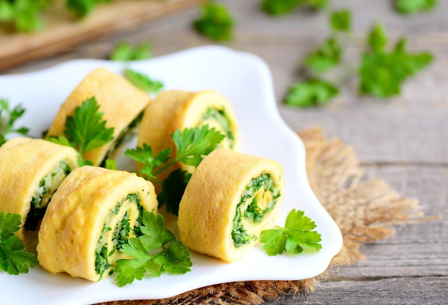 Omelett-Röllchen mit Ricotta-Kräuterfüllung