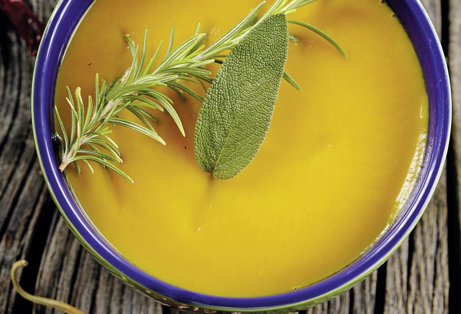 Paprikasuppe mit Kräutern