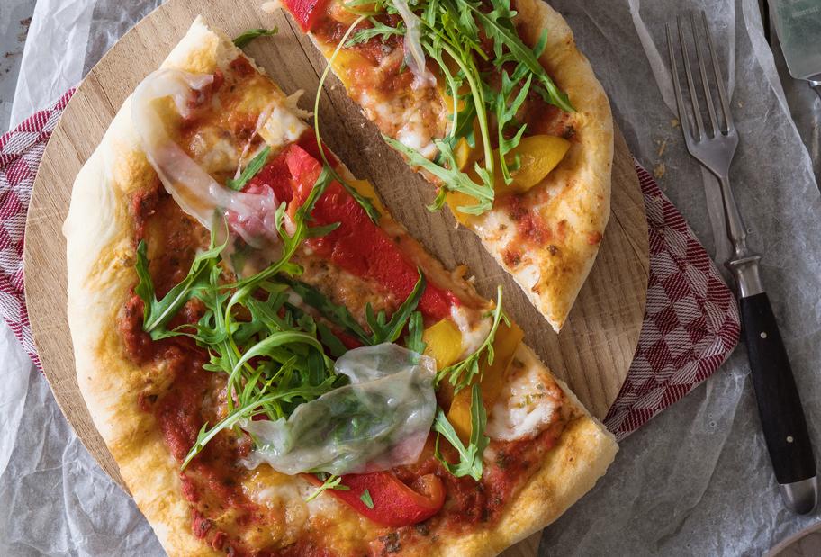 Pizza mit Paprika, Lardo und Rucola