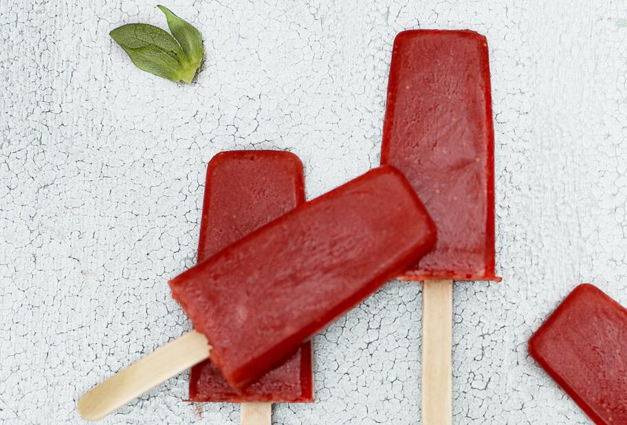 Erdbeer-Aperol-Eis am Stiel