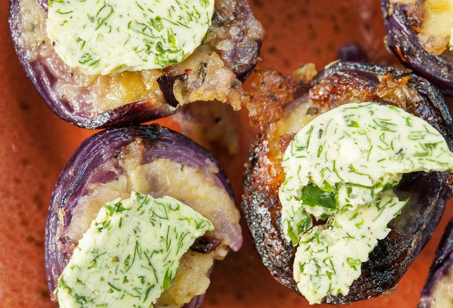 Gefüllte Zwiebeln mit Kräuterbutter