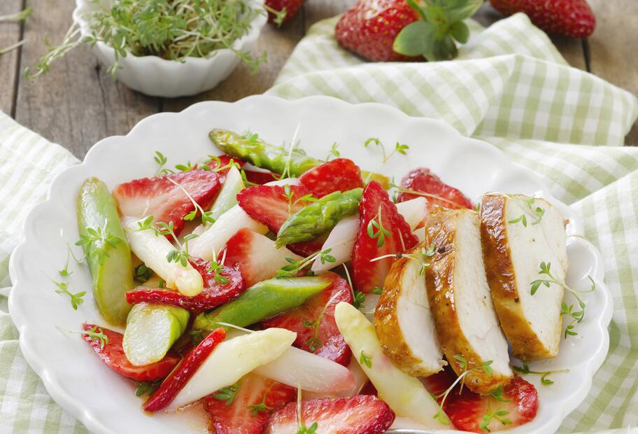 Erdbeer-Spargel-Salat mit Hähnchenbrust für den Thermomix®