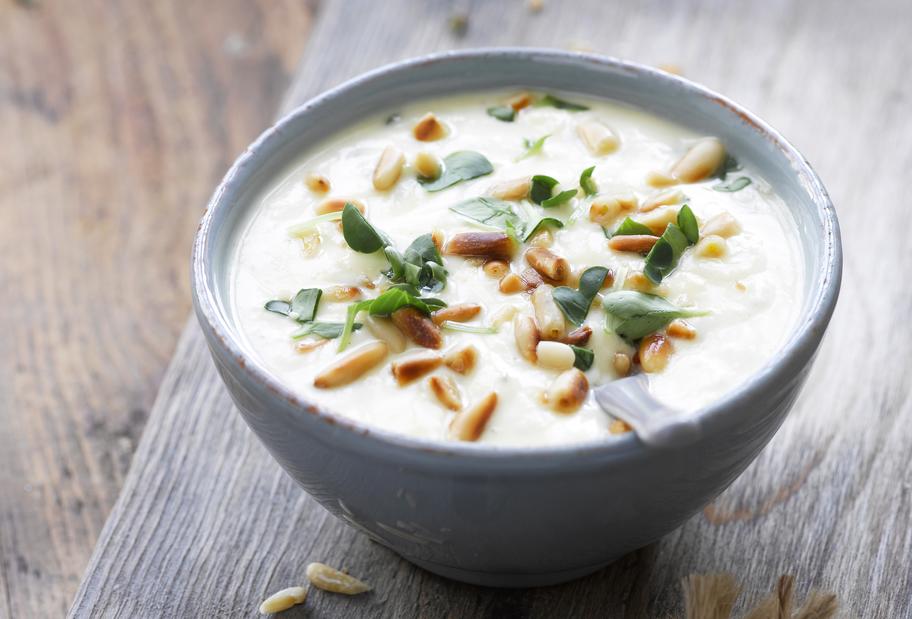 Parmesan-Joghurtdip mit Pinienkernen