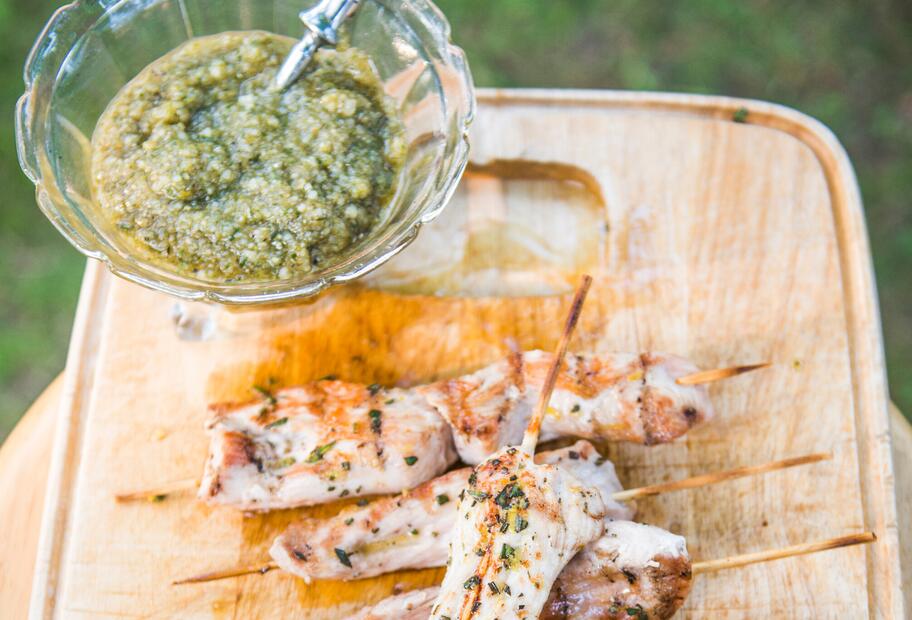 Putenspieße mit Kräuter-Mandel-Pesto