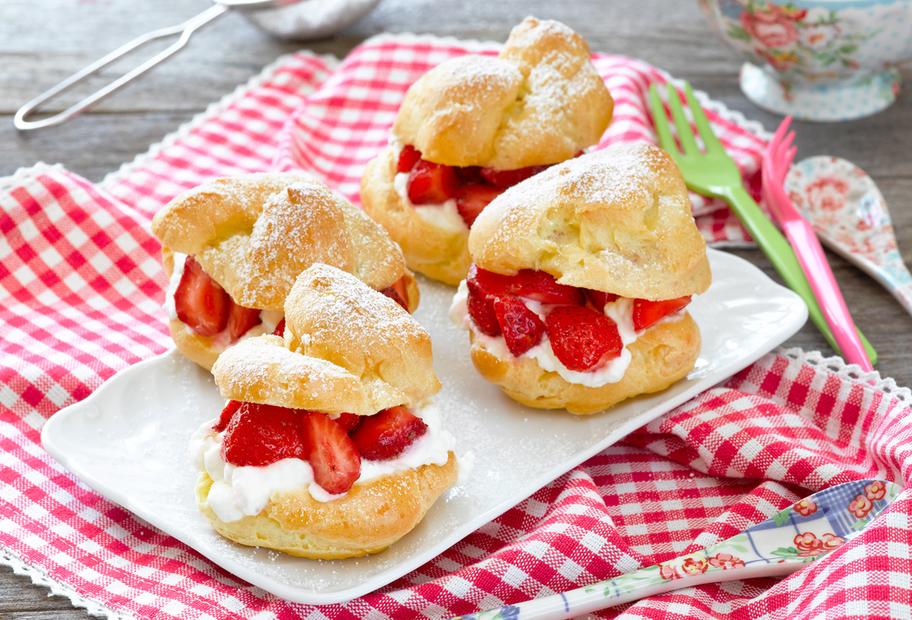 Sommerliche Windbeutel mit Erdbeeren