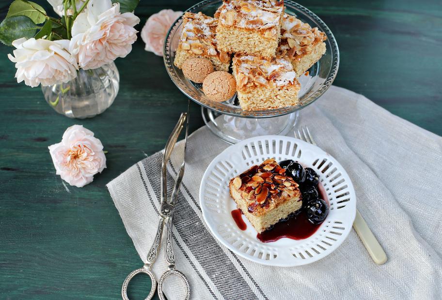 Amarettinikuchen mit Amarenakirschen