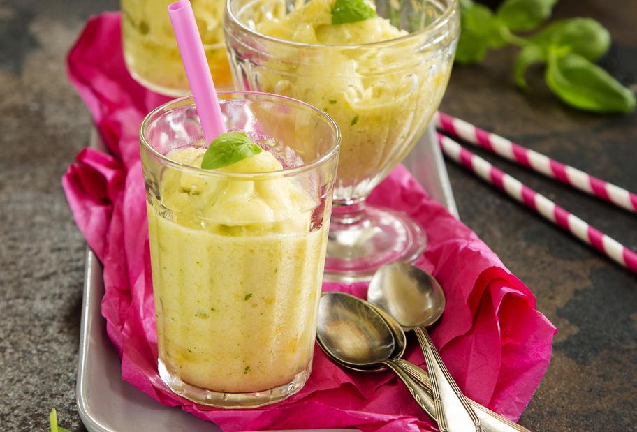 Aprikosen-Slush-Eis mit Basilikum