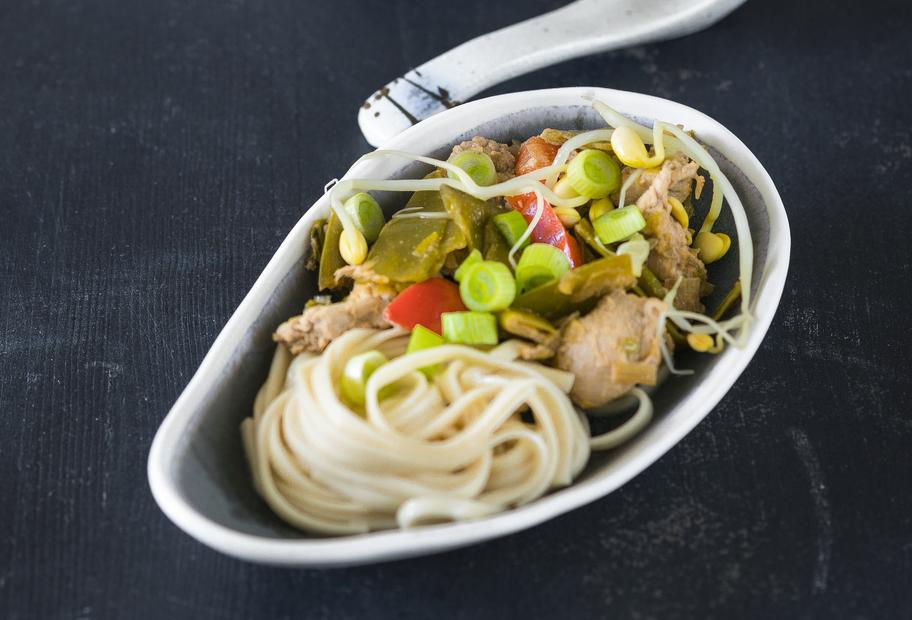 Asia-Nudeln mit Gemüse und Schweinefleisch