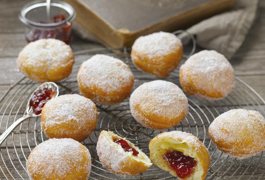 Berliner mit Pflaumenkonfitüre