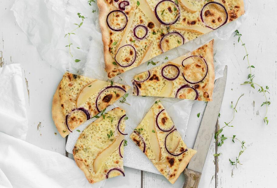 Knuspriger Flammkuchen mit Birne und Gorgonzola