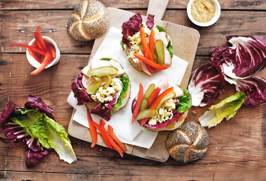 Brötchen mit Rührei, Radicchio und Mortadella