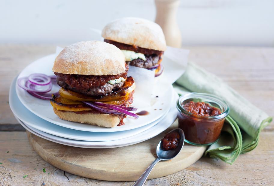 Burger mit Balsamico-Tomatensoße