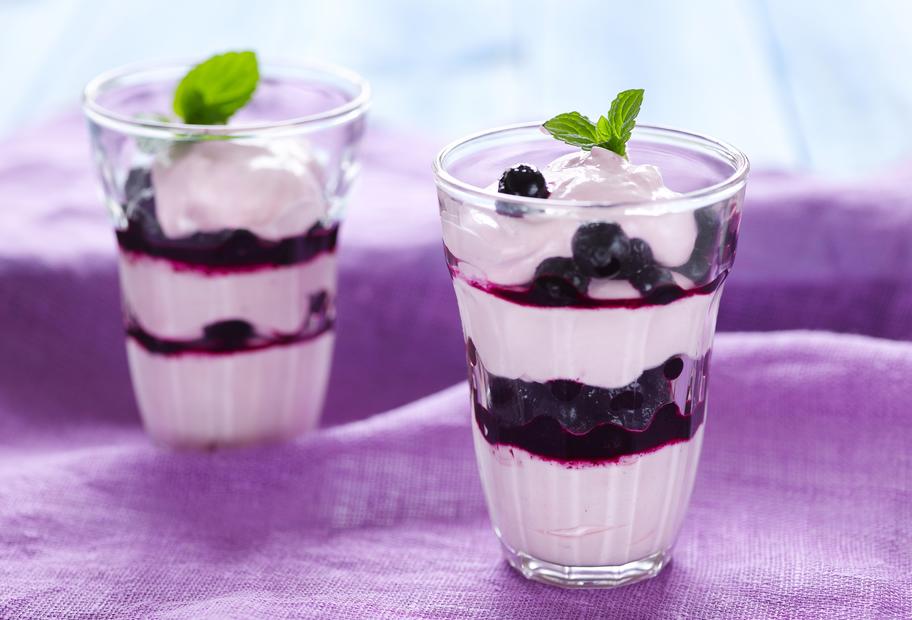 Campari-Creme mit Himbeeren und Heidelbeeren