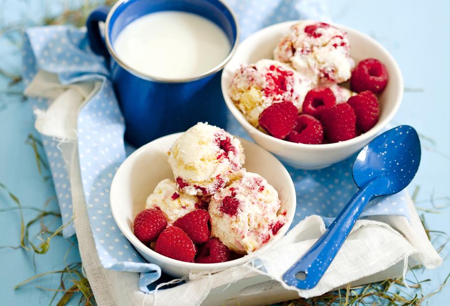 Joghurteis mit Himbeeren und Kekskrümeln