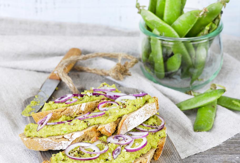 Erbsenpüree mit Bauernbrot