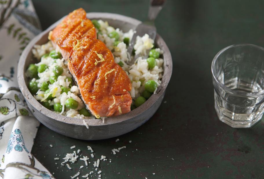 Erbsenrisotto mit gebratenem Lachs