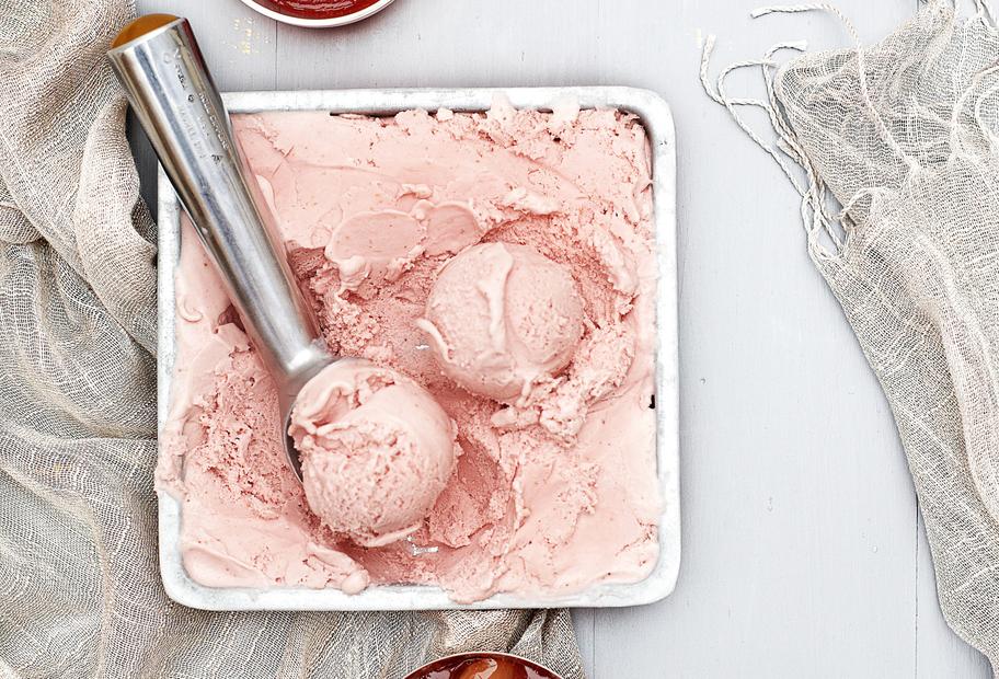 Erdbeer-Schmand-Eis mit Rhabarberkompott