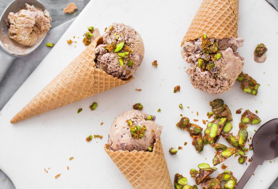 Espresso-Vanilleeis mit Pistazien
