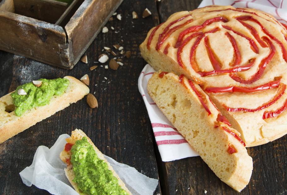 Herzhaftes Paprika-Linsen-Brot mit Milch