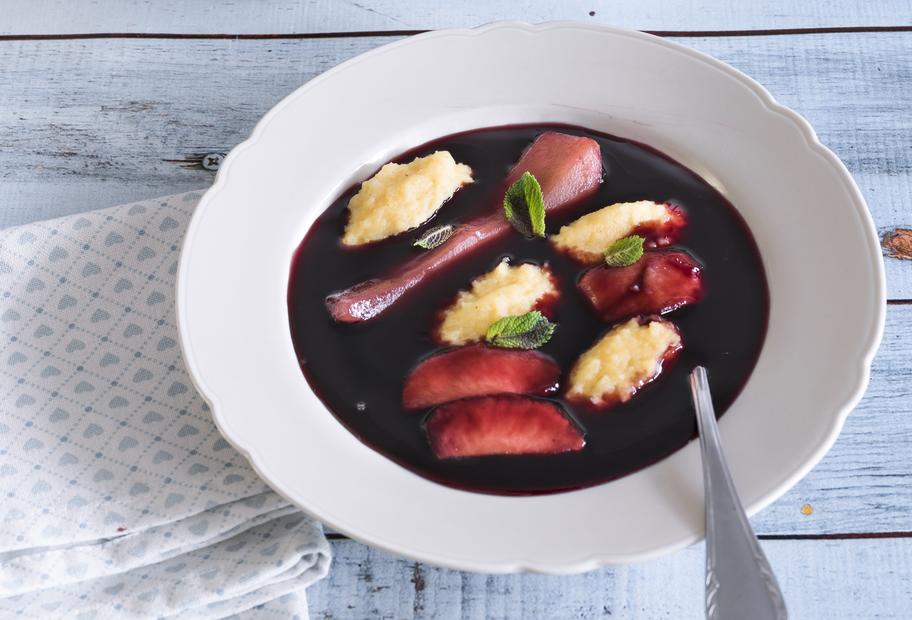 Fliederbeersuppe mit Grießklößchen
