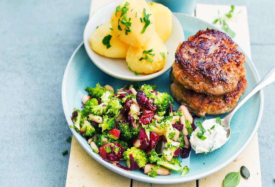 Frikadellen mit Brokkolisalat und Pellkartoffeln