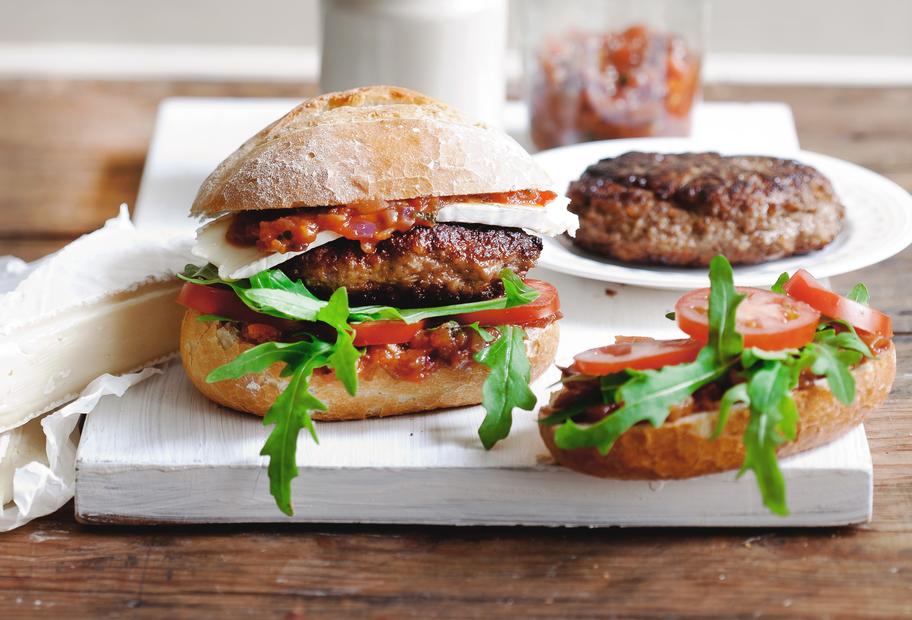 Frikadellenbrötchen mit Tomate und Salat