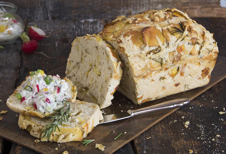 Saftiges Kartoffelbrot mit Käse und Rosmarin