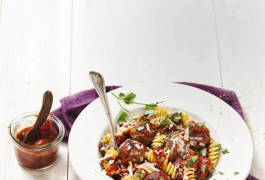 Fusilli mit Hackbällchen in Tomatensoße