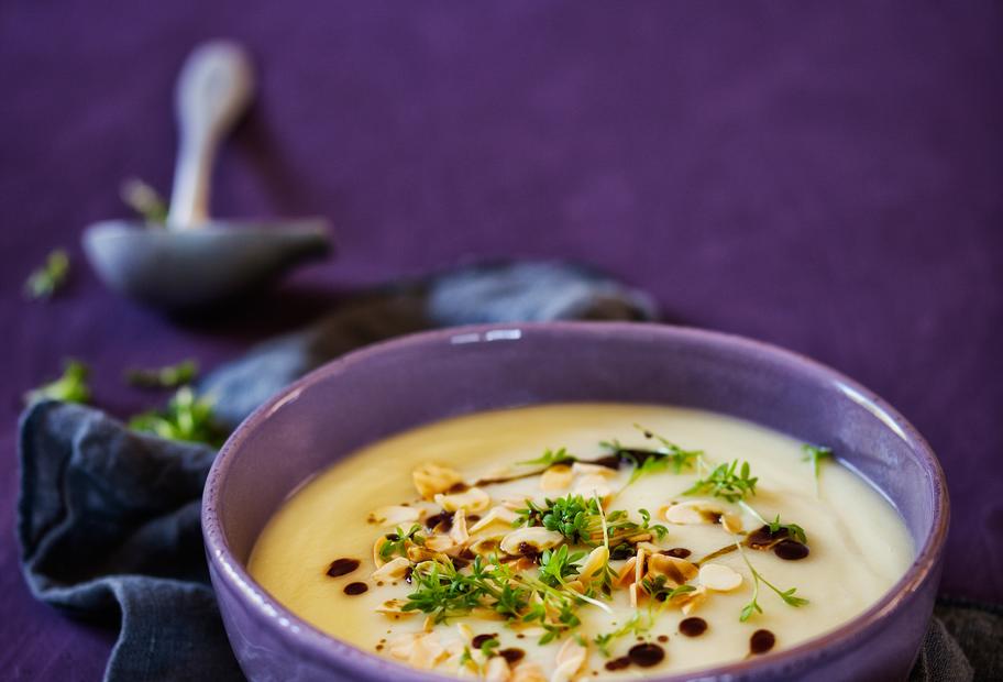 Gemüsesuppe mit Mandeln und Kresse