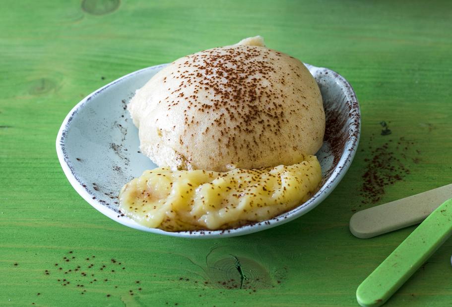 Mit Schokolade gefüllte Germknödel mit Apfelmus