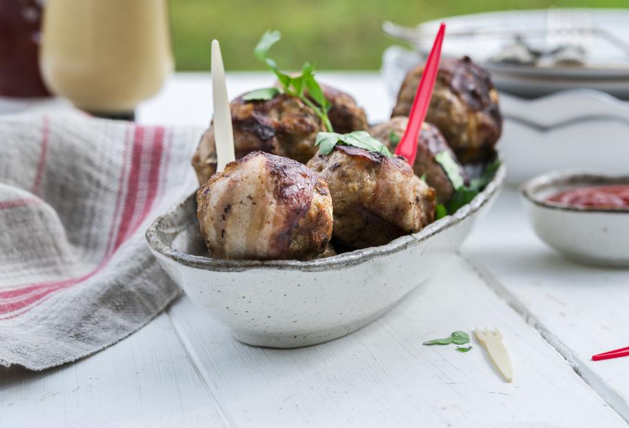 Hackbällchen mit Datteln und Speck