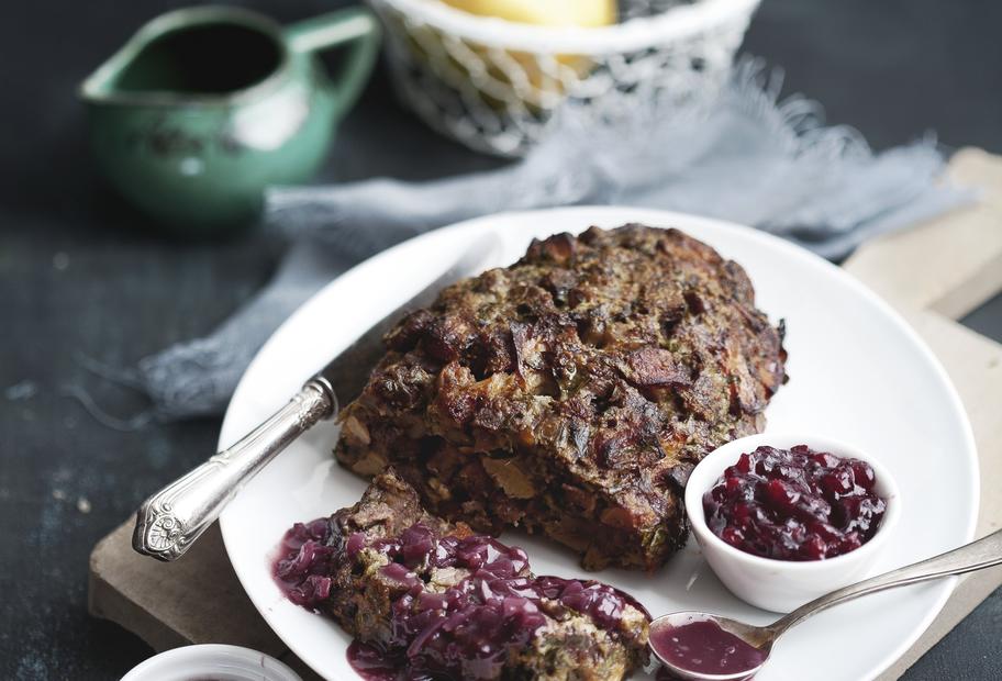 Hackbraten mit Quitten und Rotkohl