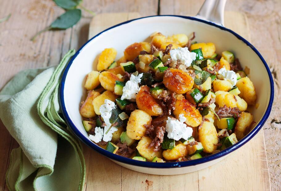 Hackpfanne mit Gnocchi und Schafskäse